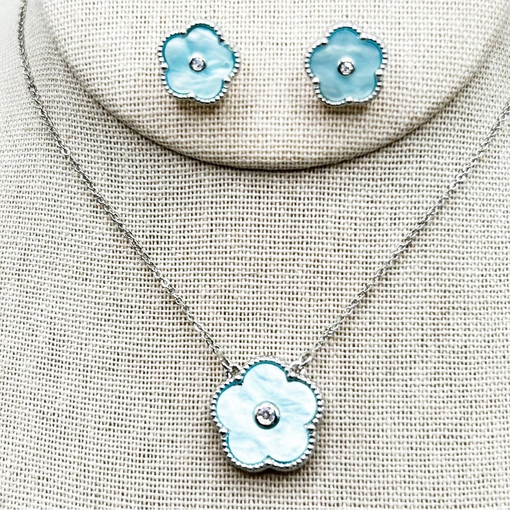 NWOT 18k GP stainless steel blue clover set, necklace is adjustable to 18”